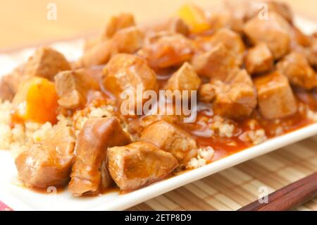 Süßes und saures Schweinefleisch mit Reis Stockfoto
