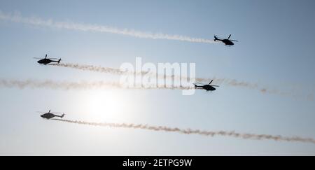 Indian Air Force Sarang Hubschrauber Air Display Team fliegen HAL Dhruv Flugzeuge. Stockfoto