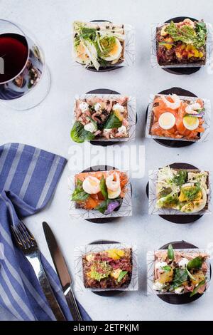 Set skandinavischer Snacks. Smorrebrods. Traditionelle dänische offene Sanwiches, dunkles Roggenbrot mit verschiedenen Belägen. Draufsicht Stockfoto