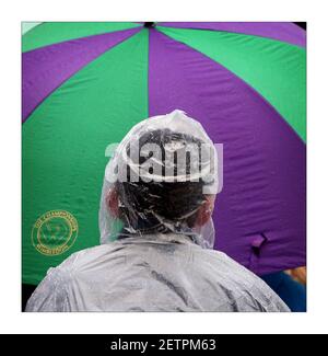 Wimbledon 2008... 2/7/2008 früher Regen stoppt playphotograph von David Sandison The Independent Stockfoto