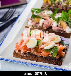 Set skandinavischer Snacks. Smorrebrod. Traditionelle dänische offene Sanwiches, dunkles Roggenbrot mit verschiedenen Belägen Stockfoto