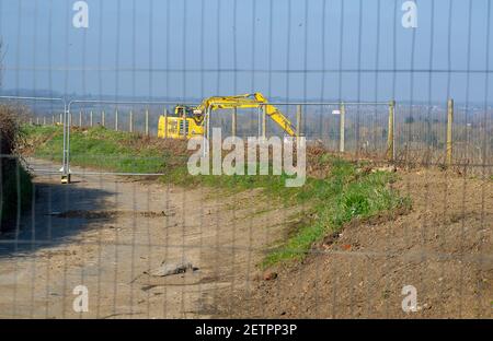 Denham, Buckinghamshire, Großbritannien. März 2021, 1st. Die hübsche eingleisige Tilehouse Lane in Denham beliebt bei Spaziergängern in der Nähe der HS2 Chiltern Tunnel South Portal Baustelle wurde von HS2 geschlossen, wie hat Fußweg DEN 3/1. HS2 wurden in Denham und West Hyde Hektar Land zerstört. Zwei Tunnelbohrmaschinen mit den Namen Florence und Cecilia werden vor Ort in Betrieb genommen, die 10 Meilen unter den Chilterns Tunneln werden. Die umstrittene High Speed 2 Rail-Verbindung von London nach Birmingham gefährdet 108 Waldgebiete der Alten und 693 Naturgebiete. Quelle: Maureen McLean/Alamy Stockfoto