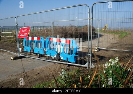 Denham, Buckinghamshire, Großbritannien. März 2021, 1st. Die hübsche eingleisige Tilehouse Lane in Denham beliebt bei Spaziergängern in der Nähe der HS2 Chiltern Tunnel South Portal Baustelle wurde von HS2 geschlossen, wie hat Fußweg DEN 3/1. HS2 wurden in Denham und West Hyde Hektar Land zerstört. Zwei Tunnelbohrmaschinen mit den Namen Florence und Cecilia werden vor Ort in Betrieb genommen, die 10 Meilen unter den Chilterns Tunneln werden. Die umstrittene High Speed 2 Rail-Verbindung von London nach Birmingham gefährdet 108 Waldgebiete der Alten und 693 Naturgebiete. Quelle: Maureen McLean/Alamy Stockfoto