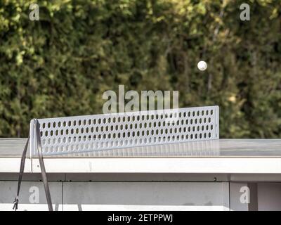 Tischtennisplatte im Freien mit einer weißen Kugel Das Metall Stockfoto
