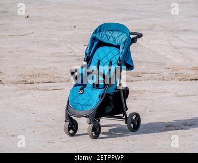 Verlassene Kinderwagen Kinderwagen oder Kinderwagen im Park. Stockfoto