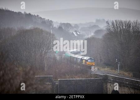 Todmorden Viadukt British Rail Colas Bahnklasse 60087 Drax Biomasse Güterzug Stockfoto