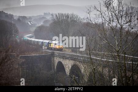 Todmorden Viadukt British Rail Colas Bahnklasse 60087 Drax Biomasse Güterzug Stockfoto