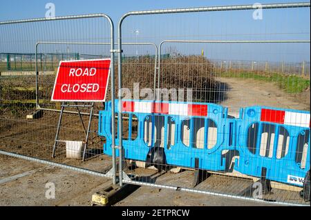 Denham, Buckinghamshire, Großbritannien. März 2021, 1st. Die hübsche eingleisige Tilehouse Lane in Denham beliebt bei Spaziergängern in der Nähe der HS2 Chiltern Tunnel South Portal Baustelle wurde von HS2 geschlossen, wie hat Fußweg DEN 3/1. HS2 wurden in Denham und West Hyde Hektar Land zerstört. Zwei Tunnelbohrmaschinen mit den Namen Florence und Cecilia werden vor Ort in Betrieb genommen, die 10 Meilen unter den Chilterns Tunneln werden. Die umstrittene High Speed 2 Rail-Verbindung von London nach Birmingham gefährdet 108 Waldgebiete der Alten und 693 Naturgebiete. Quelle: Maureen McLean/Alamy Stockfoto