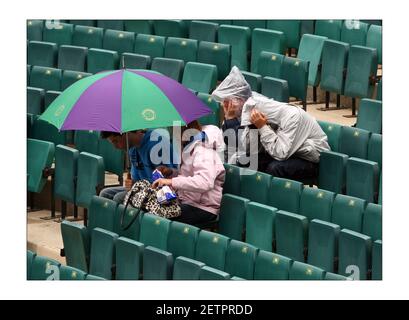 Wimbledon 2008... 2/7/2008 früher Regen stoppt playphotograph von David Sandison The Independent Stockfoto