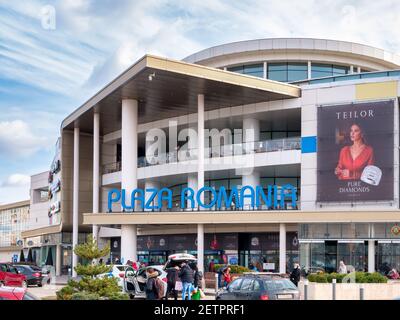 Bukarest, Rumänien - 02,13.2021: Plaza Romania Einkaufszentrum in Bukarest. Einkaufszentrum mit Kleidung, Elektronik und Lebensmittelgeschäften Stockfoto