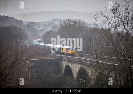 Todmorden Viadukt British Rail Colas Bahnklasse 60087 Drax Biomasse Güterzug Stockfoto