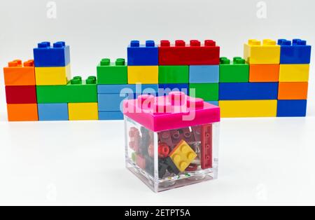 Transparente Lego-Box mit farbigen Lego-Bausteinen im Inneren Stockfoto