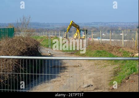 Denham, Buckinghamshire, Großbritannien. März 2021, 1st. Die hübsche eingleisige Tilehouse Lane in Denham beliebt bei Spaziergängern in der Nähe der HS2 Chiltern Tunnel South Portal Baustelle wurde von HS2 geschlossen, wie hat Fußweg DEN 3/1. HS2 wurden in Denham und West Hyde Hektar Land zerstört. Zwei Tunnelbohrmaschinen mit den Namen Florence und Cecilia werden vor Ort in Betrieb genommen, die 10 Meilen unter den Chilterns Tunneln werden. Die umstrittene High Speed 2 Rail-Verbindung von London nach Birmingham gefährdet 108 Waldgebiete der Alten und 693 Naturgebiete. Quelle: Maureen McLean/Alamy Stockfoto