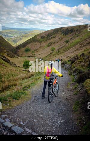 Ein Mountainbiker, die Carding Mill Valley auf dem langen Mynd im Shropshire Hills, England, UK. Stockfoto