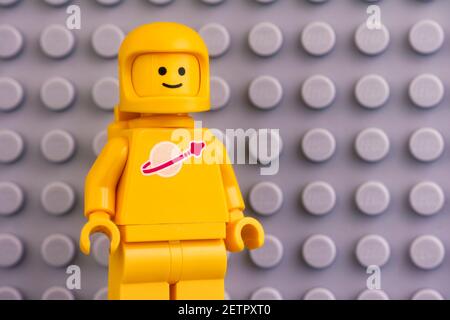 Tambow, Russische Föderation - 04. Juni 2020 Lego Kenny Astronaut Minifigur vor grauem Grundplatte Hintergrund. Stockfoto