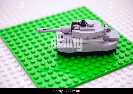 Tambow, Russische Föderation - 26. Februar 2021 Lego Custom made Tank auf Lego Baseplates Hintergrund. Stockfoto