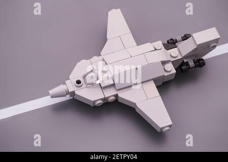 Tambow, Russische Föderation - 26. Februar 2021 Lego maßgeschneiderte Kampfjet bereit, auf Lego Straße Grundplatte fliegen. Stockfoto