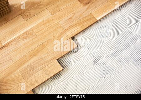 Eine Nahaufnahme von Unterflur-Gemisch und zusammengebauten Parkettplatten in Die Arbeitsumgebung Stockfoto