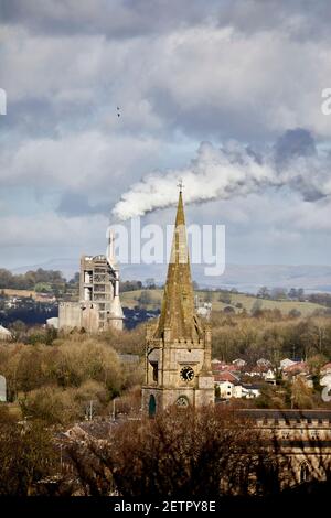 Blick vom Clitheroe Castle, der St. Mary Magdalene C of E Kirche und Hanson Cement Werke im Ribble Valley in Lancashire Stockfoto