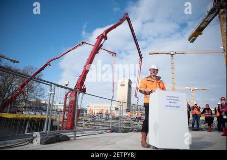 Stuttgart, Deutschland. Februar 2021, 27th. Olaf Drescher, Vorsitzender der Geschäftsführung der DB-Projekt Stuttgart-Ulm GmbH, spricht während der Betonierung der 14th Becherunterstützung auf der Baustelle des neuen Hauptbahnhofs, der Teil des Bahnprojekts Stuttgart 21 ist. Das bedeutet, dass die Hälfte der 28 Bechergattung für das Dach der neuen Durchgangsstation betoniert wurde. Quelle: Sebastian Gollnow/dpa/Alamy Live News Stockfoto