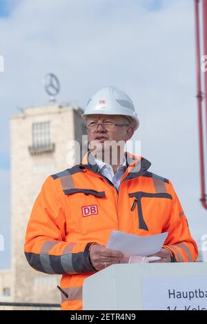 Stuttgart, Deutschland. Februar 2021, 27th. Olaf Drescher, Vorsitzender der Geschäftsführung der DB-Projekt Stuttgart-Ulm GmbH, spricht während der Betonierung der 14th Becherunterstützung auf der Baustelle des neuen Hauptbahnhofs, der Teil des Bahnprojekts Stuttgart 21 ist. Das bedeutet, dass die Hälfte der 28 Bechergattung für das Dach der neuen Durchgangsstation betoniert wurde. Quelle: Sebastian Gollnow/dpa/Alamy Live News Stockfoto