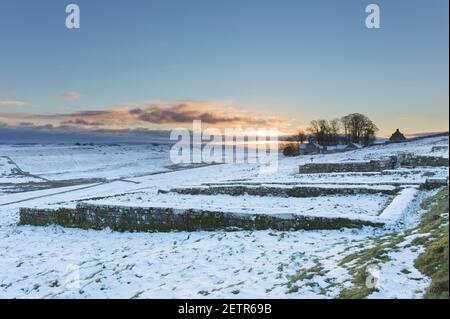 Die Umrisse der Gebäude im Vicus, die zivile Siedlung außerhalb der Festungsmauern, bei Housesteads Roman Fort, Hadrian's Wall, Northumberland, Großbritannien Stockfoto