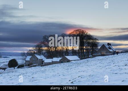 Die Farm Gebäude und Museum unter Schnee in Housesteads Roman Fort, Hadrian's Wall, Northumberland, Großbritannien Stockfoto