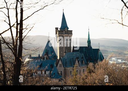 Ein Nahaufnahme-Horizontalaufnahme bei Sonnenuntergang der Wernigerode Schloss in Deutschland Stockfoto