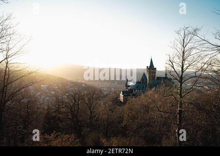 Eine horizontale Weitwinkelaufnahme bei Sonnenuntergang der Burg Wernigerode In Deutschland Stockfoto