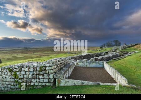 Der Wassertank, Südosten Winkel Turm und Latrinen bei Housesteads Roman Fort, Hadrian's Wall, Northumberland, Großbritannien Stockfoto