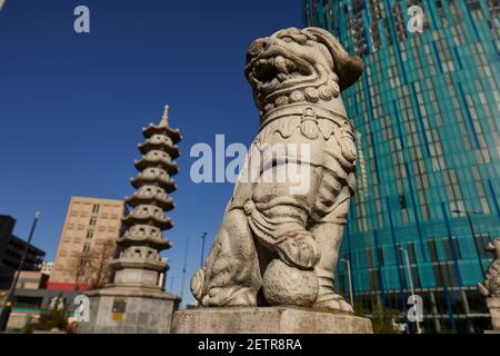 Das Radisson Blu Hotel ist ein modernes Hochhaus im Stadtzentrum von Birmingham Hotel mit Glasfassade und gegenüber einem Chinesen Pagode Stockfoto