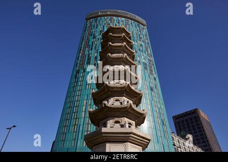 Das Radisson Blu Hotel ist ein modernes Hochhaus im Stadtzentrum von Birmingham Hotel mit Glasfassade und gegenüber einem Chinesen Pagode Stockfoto