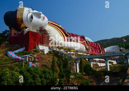 Der buddhistische Tempel Win sein Taw Ya in Mawlamyine, Myanmar - der größte liegende Buddha der Welt Stockfoto