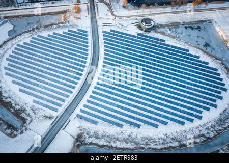 Solarmodule mit einzigartigem Design in Form einer Insel. Energie wird verwendet, um Stadtwärme in einem modernen, nachhaltigen Viertel in Almere, der Nethezu versorgen Stockfoto