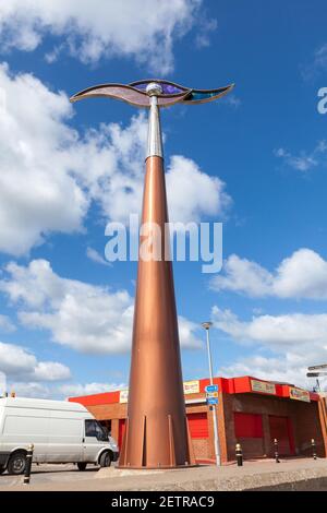 Hohe moderne Skulptur markiert den Start / Ziel der Trans Pennine Trail Long distance3 Route auf der Promenade in Hornsea, East Yorkshire Stockfoto