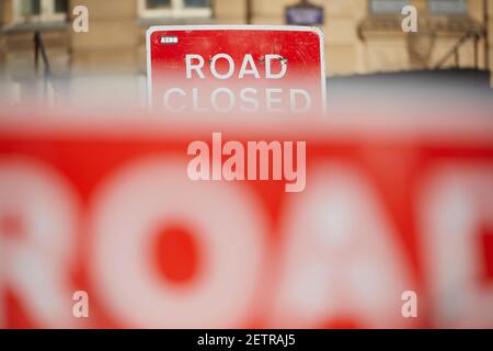 Birmingham Stadtzentrum vorübergehend rote Straße geschlossen Metall Straßenschild Stockfoto