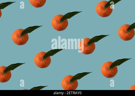 Mandarinenmuster, flache Lage. Orange und blau Stockfoto