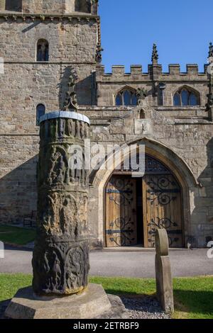 Der frühchristliche Hochkreuzschacht aus dem 9th. Jahrhundert steht vor der St. Mary's Church in Masham, North Yorkshire Stockfoto