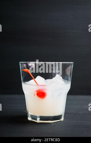 Süßer Kokosnusscocktail auf dem Holzhintergrund. Selektiver Fokus. Geringe Schärfentiefe. Stockfoto