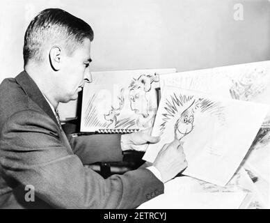 TED GEISEL (1904-1991) amerikanischer Autor, der an einem seiner Arbeiten arbeitet Dr. Seuss Zeichnungen um 1957 Stockfoto