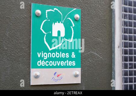 Bordeaux , Aquitaine Frankreich - 12 28 2020 : vignobles et decouvertes Logo und Text Zeichen Staat garantiert Marke Französisch Gastfreundschaft und Tourismus Weinberg Stockfoto