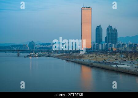 Korea, Seoul, Yeouido, 63 Gebäude - eines der berühmtesten Wahrzeichen von Seouls, das sich in der Dämmerung im Hangang-Fluss widerspiegelt Stockfoto