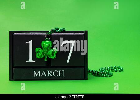 Blockkalender für März 17 St. Patrick's Day auf grün Hintergrund Stockfoto