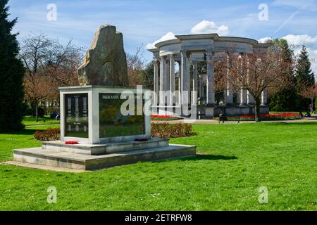 Gedenkstätten - Welsh National war Memorial & Falklands Stone of Remembrance (Mohn Kränze) in sonnigen malerischen Park - Alexandra Gardens, Cardiff, Wales, UK. Stockfoto