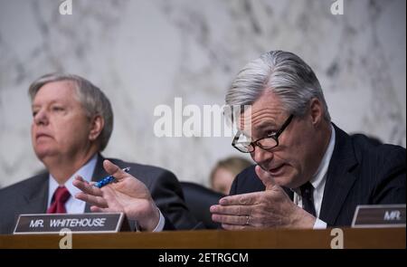 Sen. Sheldon Whitehouse, D.-R.I., hört während der ...