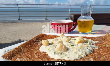 Bordeaux , Aquitaine Frankreich - 12 28 2020 : Kerisac Schale von französisch Apfelwein mit einem bretonischen Crepe komplett auf der Terrasse am Meer Restaurant Meer Stockfoto