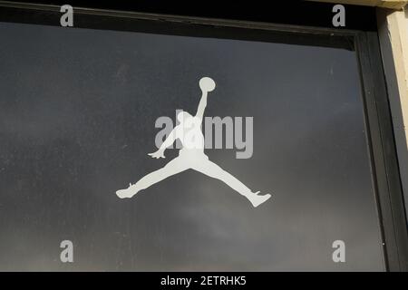 Bordeaux , Aquitaine Frankreich - 12 28 2020 : Jordan Air Nike Jumpman Logo Store Zeichen auf Fenstern sportiven Mode-Shop Stockfoto