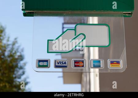 Bordeaux , Aquitaine Frankreich - 12 28 2020 : die Logos der akzeptierten Kreditkarten werden vor der atm-Bank angezeigt Stockfoto