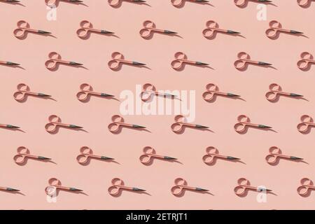 Kosmetische Schere auf rosa Hintergrund. Stockfoto