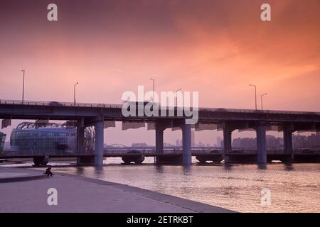 Korea, Seoul, Yeouido, Banpo Bridge und Seocho-gu Floating Island Stockfoto